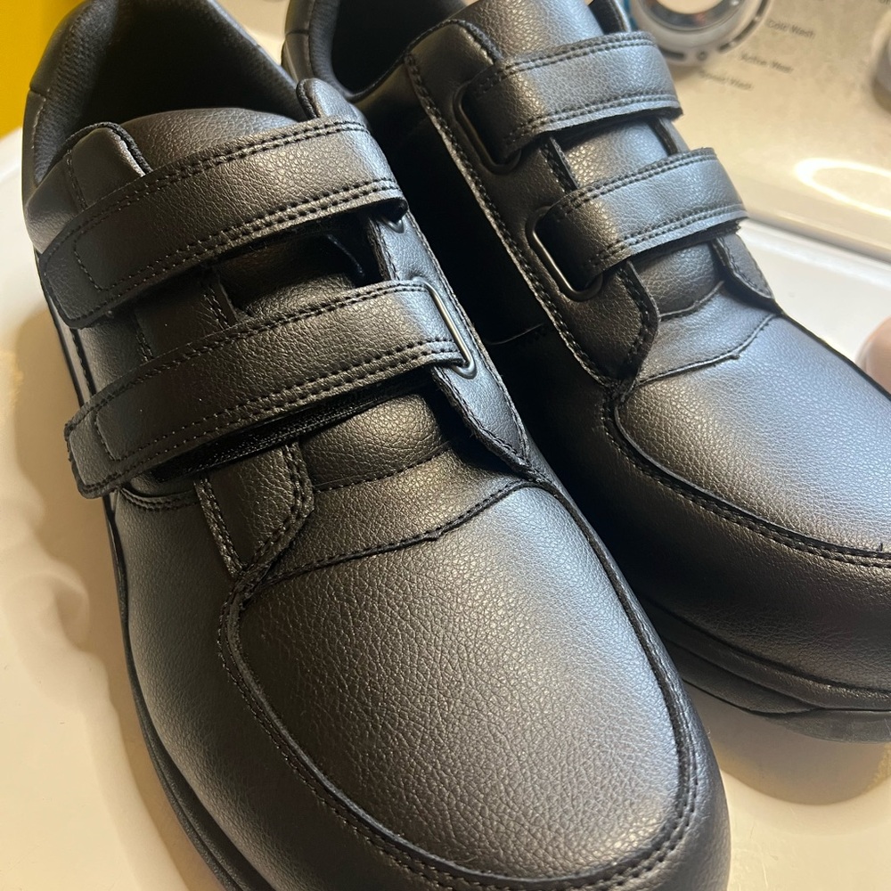 Size 17EW men’s KINGSIZE double Velcro shoes NEW